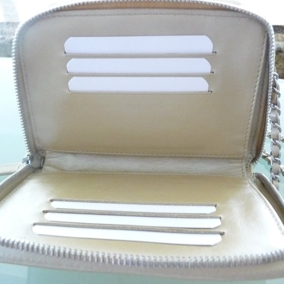 VERY RARE CHANEL ULTIMATE STITCH MINI HANDBAG - Picture 4 of 8